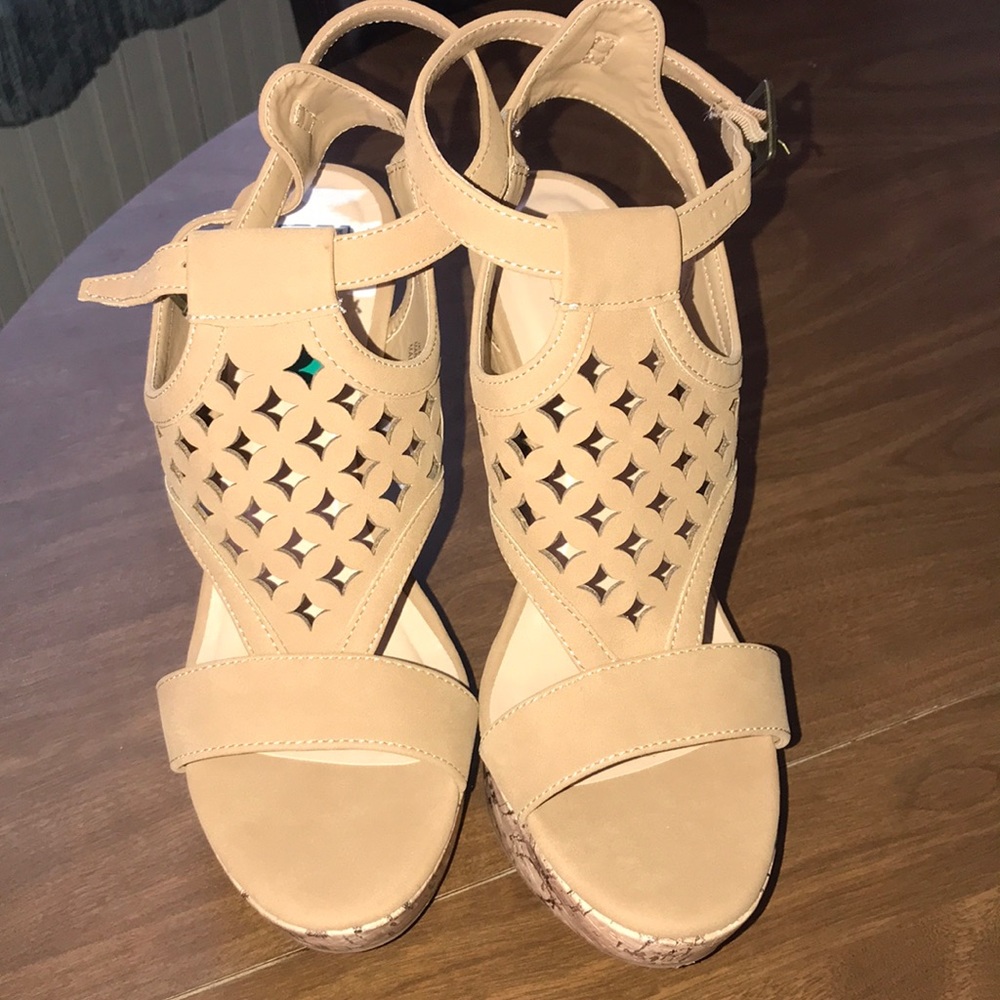 Very cute sandal wedges!